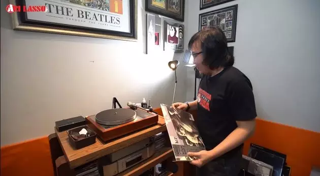 studio Ari Lasso koleksi piring hitam © YouTube