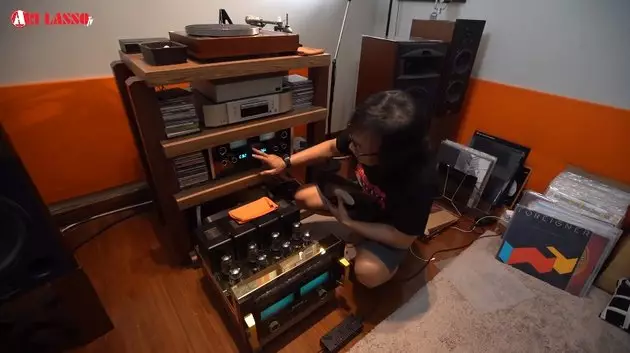 studio Ari Lasso koleksi piring hitam © YouTube