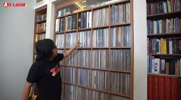 studio Ari Lasso koleksi piring hitam © YouTube