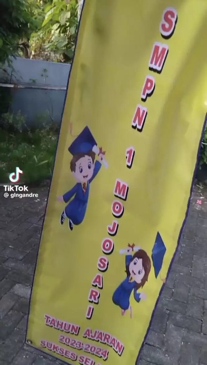 balon helium acara wisuda SMP Mojokerto © TikTok balon helium acara wisuda SMP Mojokerto © TikTok