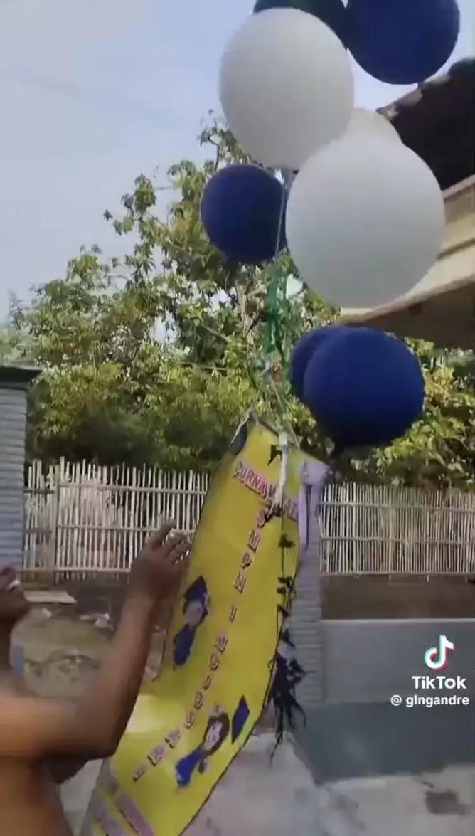 balon helium acara wisuda SMP Mojokerto © TikTok balon helium acara wisuda SMP Mojokerto © TikTok