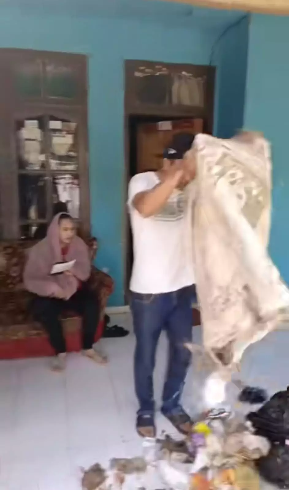 buang sampah sembarangan © TikTok buang sampah sembarangan © TikTok