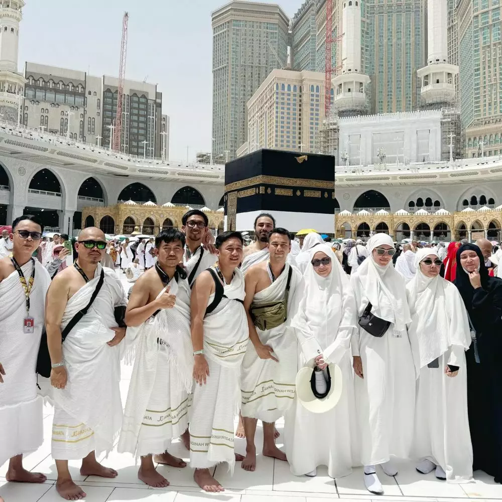 Raffi Ahmad dan keluarga ibadah haji © Instagram Raffi Ahmad dan keluarga ibadah haji © Instagram