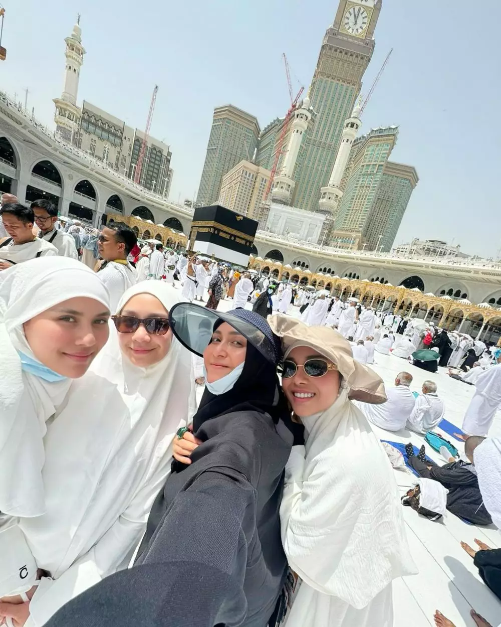 Raffi Ahmad dan keluarga ibadah haji © Instagram Raffi Ahmad dan keluarga ibadah haji © Instagram