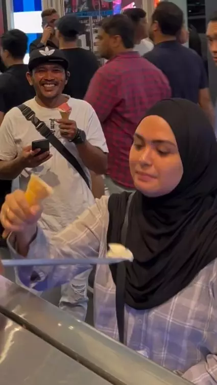 Vebby Palwinta liburan ke Malaysia © Instagram