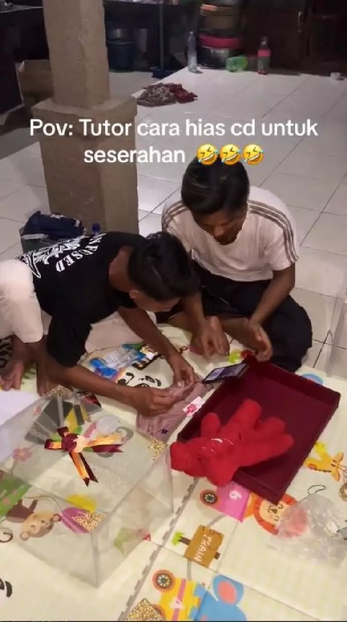 Cowok hias barang seserahan dari celana dalam TikTok Cowok hias barang seserahan dari celana dalam TikTok