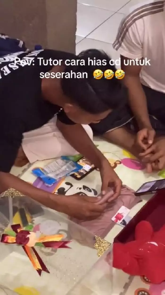 Cowok hias barang seserahan dari celana dalam TikTok Cowok hias barang seserahan dari celana dalam TikTok