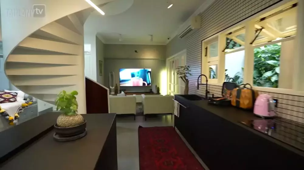 potret dapur bersih sharena delon © YouTube potret dapur bersih sharena delon © YouTube