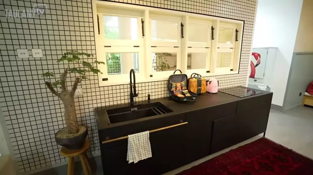 potret dapur bersih sharena delon © YouTube potret dapur bersih sharena delon © YouTube