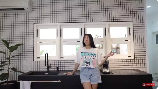 potret dapur bersih sharena delon © YouTube potret dapur bersih sharena delon © YouTube