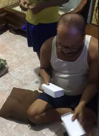 Curhat pilu wanita berikan kado sebulan sebelum sang ayah meninggal TikTok/@vinnaoktvny