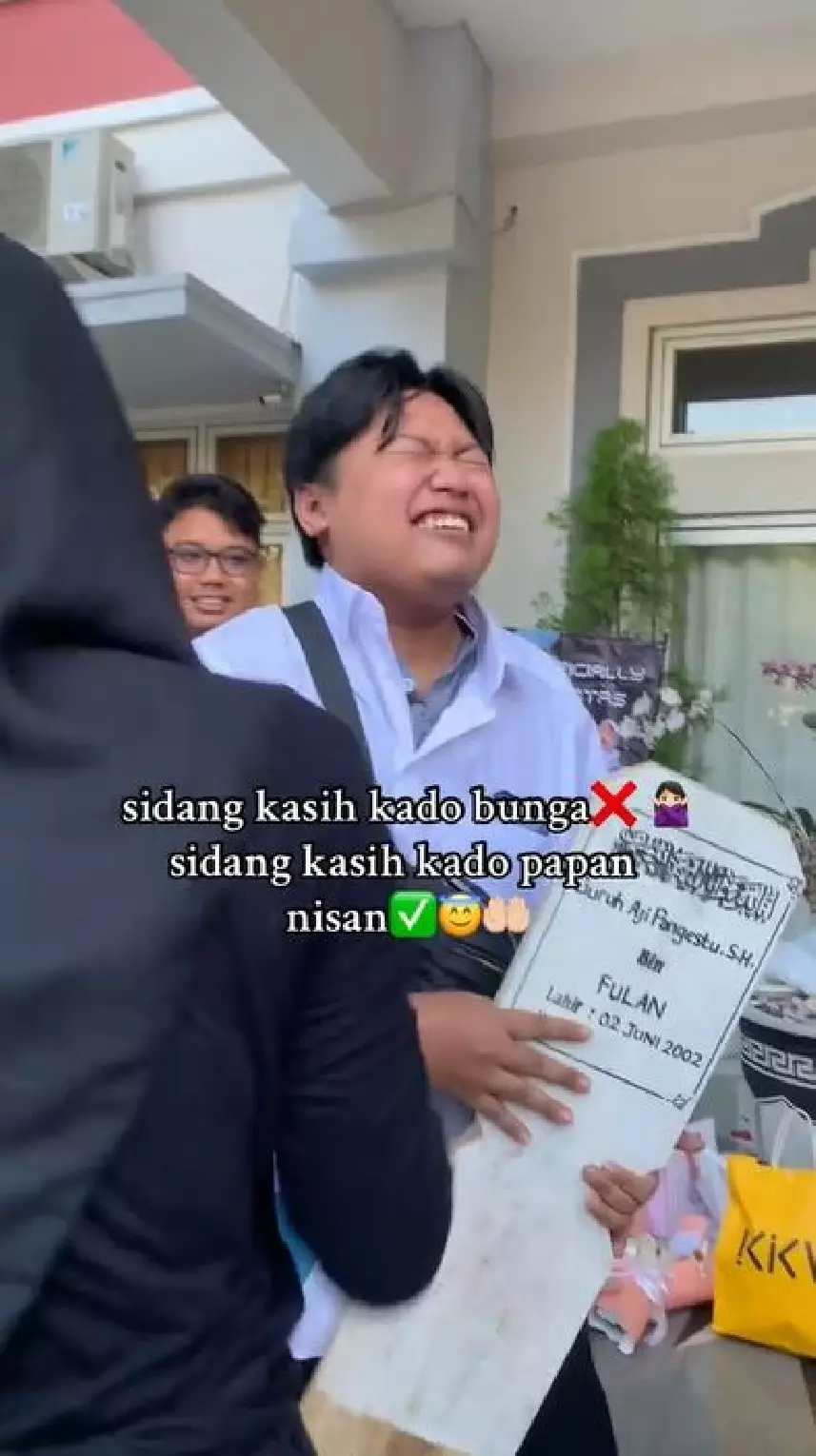 mahasiswa diberi kado tak terduga usai sidang skripsi TikTok