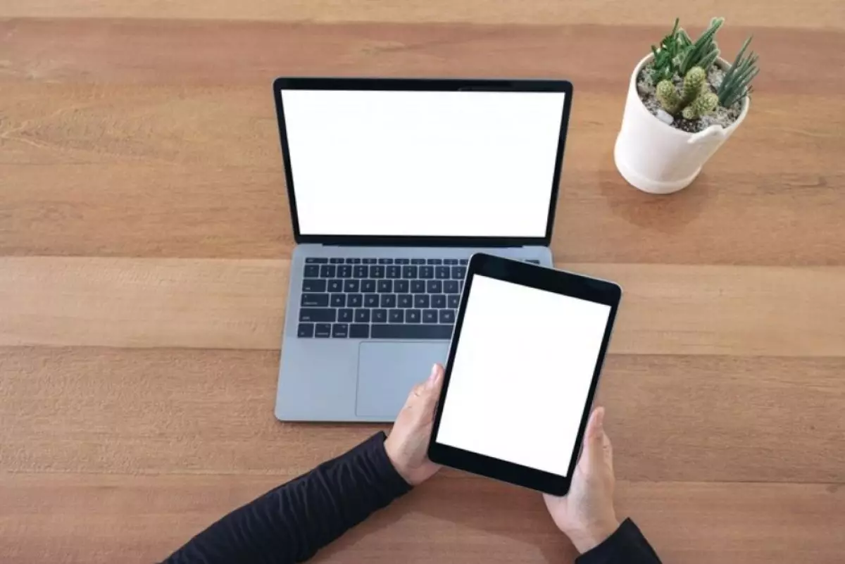 Cara menggunakan keyboard dan trackpad MacBook untuk iPad dengan fitur Kontrol Universal