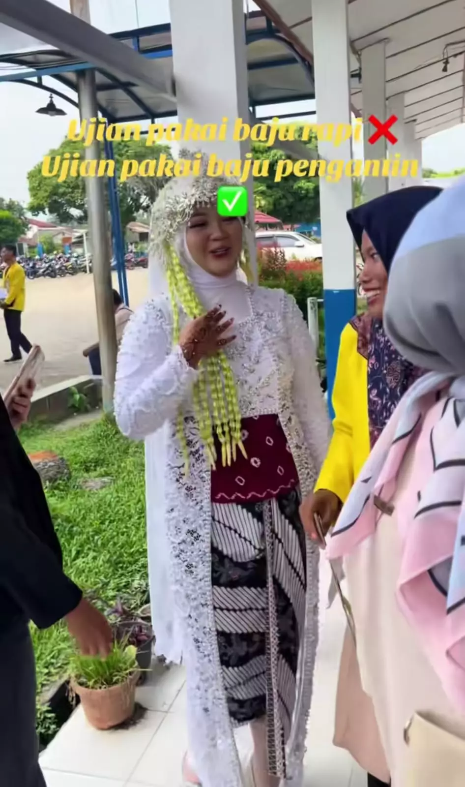 ujian pakai baju pengantin © TikTok