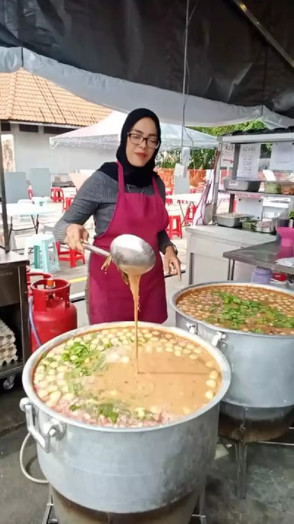 Kisah penjual laksa dapat pembeli misterius TikTok Kisah penjual laksa dapat pembeli misterius TikTok