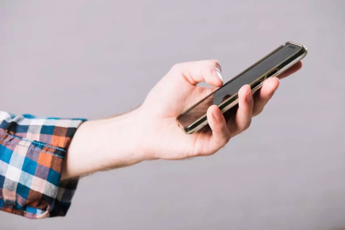 6 Cara menggunakan ponsel Android layar besar dengan satu tangan