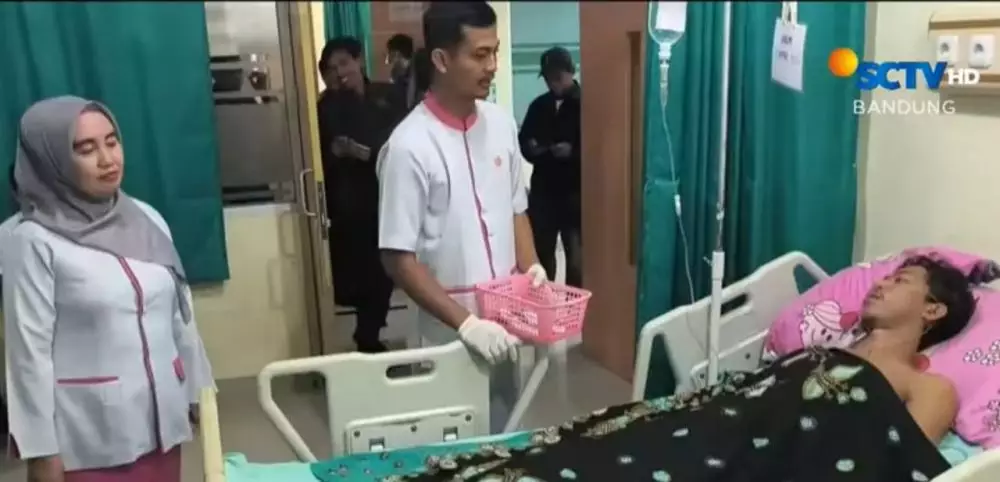 Dokter temukan 70 paku dalam perut Slamet © YouTube