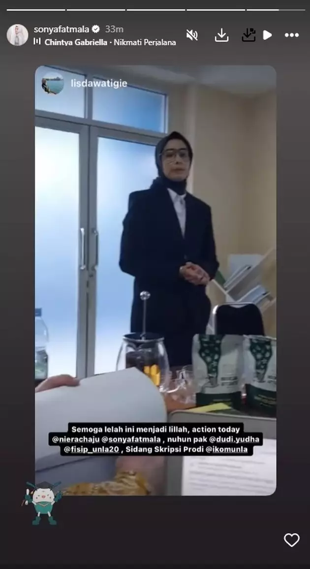 Sonya Fatmala lulus sidang skripsi © Instagram