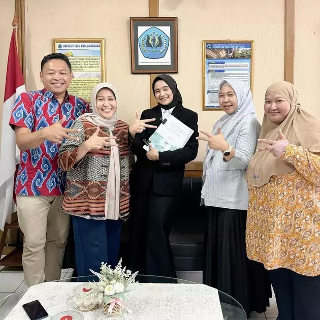 Sonya Fatmala lulus sidang skripsi © Instagram