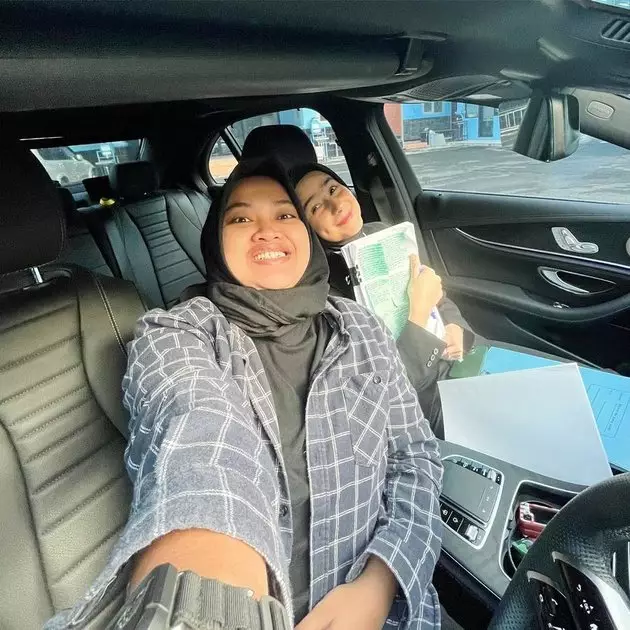 Sonya Fatmala lulus sidang skripsi © Instagram