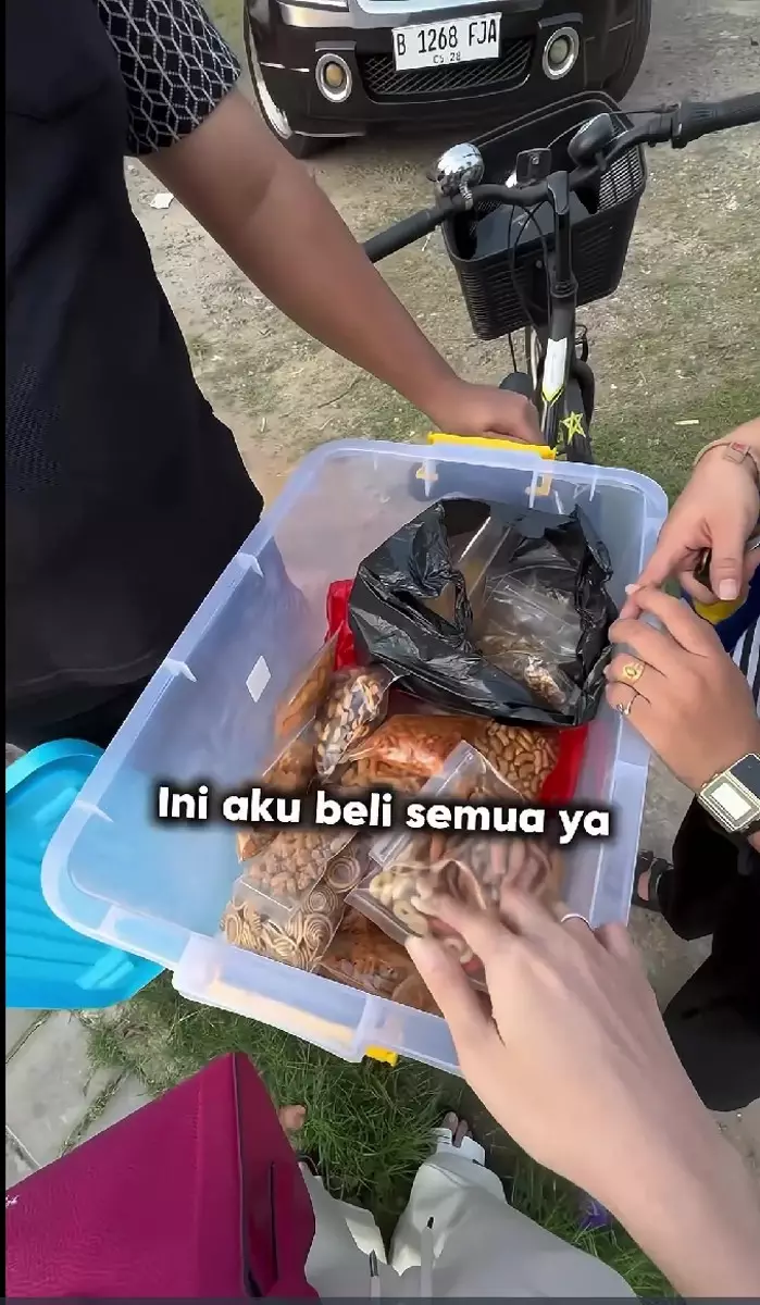 nadya borong dagangan teman sd © Instagram nadya borong dagangan teman sd © Instagram