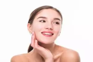 Kombinasi air mawar dan pelembap ini bikin wajah auto glowing, nggak perlu beli produk mahal