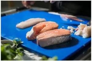 Nggak cukup air perasan jeruk nipis, ini cara ampuh hilangkan bau amis ikan dalam waktu 5 menit