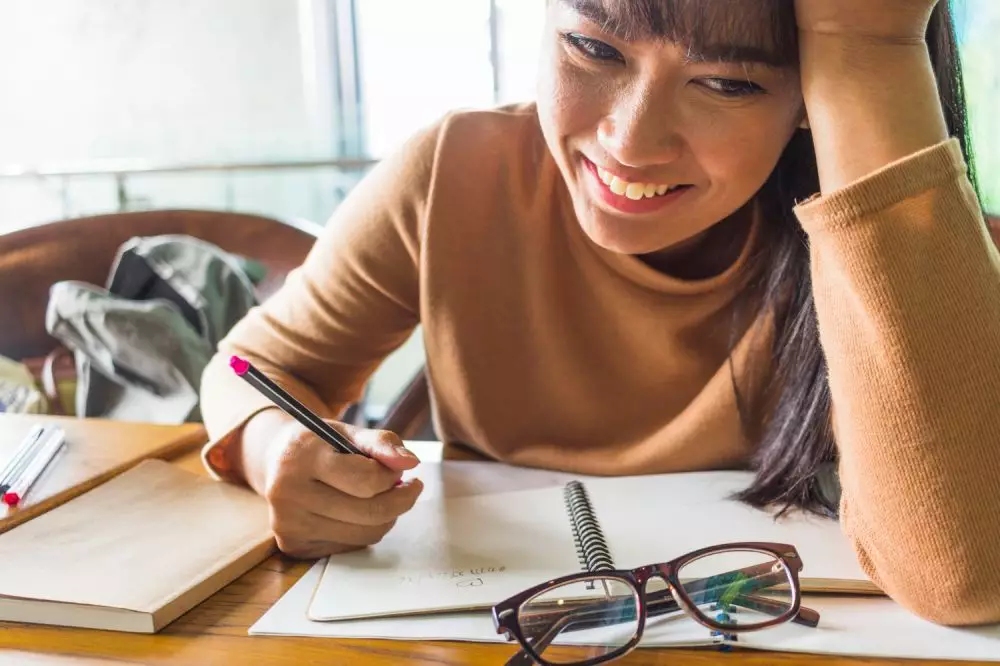 Kata-kata caption IG bucin © 2024 freepik.com