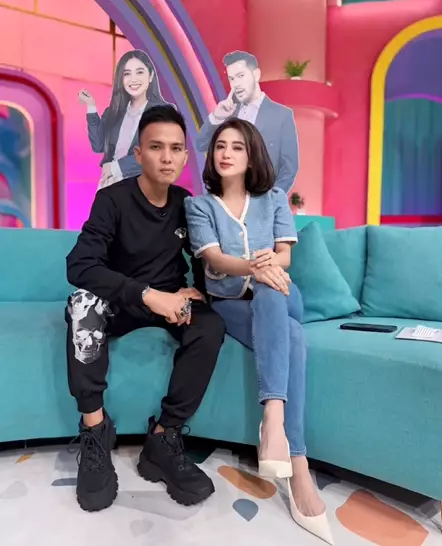 Hard Gumay berikan sinyal naksir Dewi Perssik © 2024 Instagram