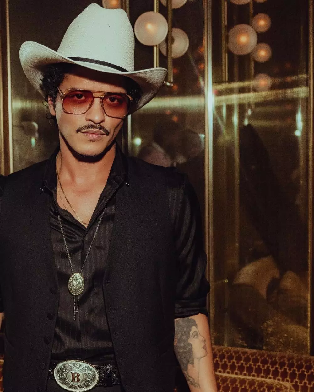 tukang parkir mirip bruno mars berbagai sumber