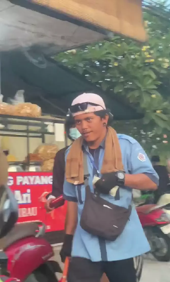 tukang parkir mirip bruno mars berbagai sumber