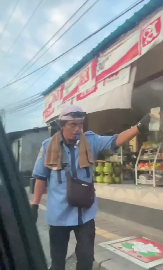 tukang parkir mirip bruno mars berbagai sumber