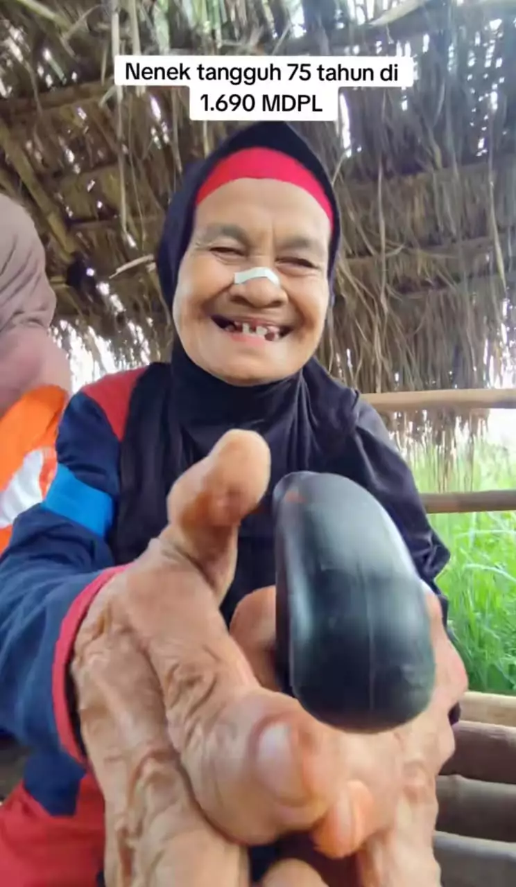 wanita 75 tahun kuat daki gunung © TikTok