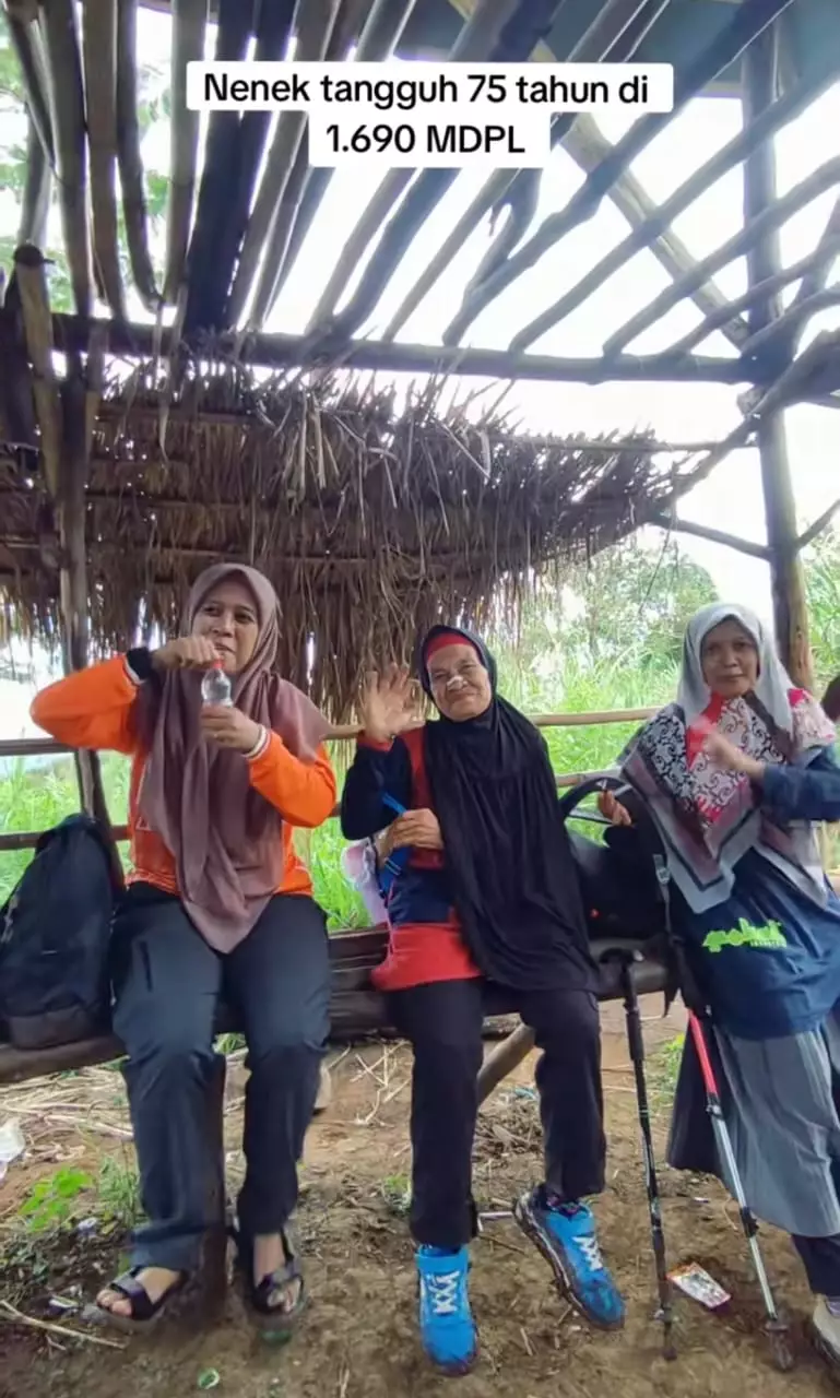 wanita 75 tahun kuat daki gunung © TikTok