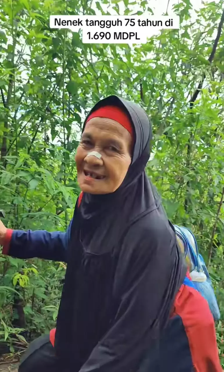 wanita 75 tahun kuat daki gunung © TikTok