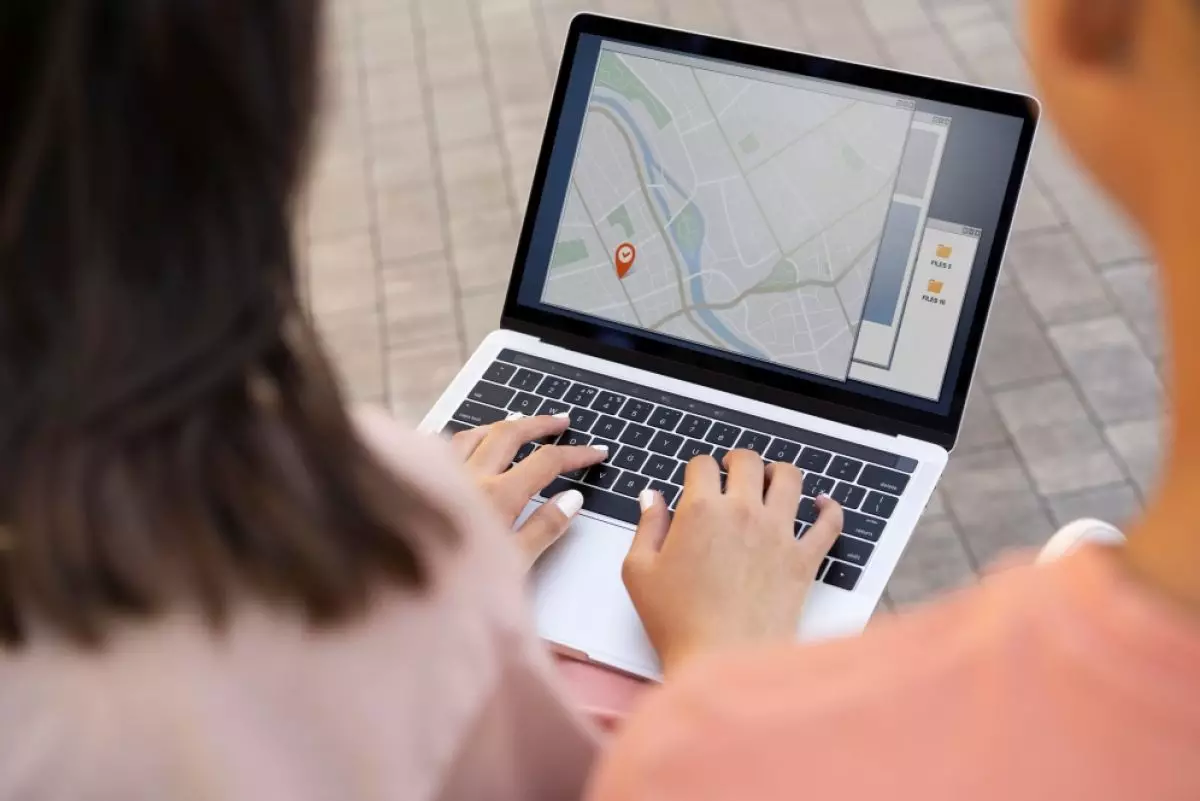 4 Cara mengatur aplikasi Lacak di MacBook untuk menemukan orang, perangkat, dan item