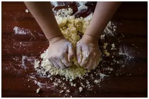 Trik menghilangkan bau amis di adonan roti tanpa tambahan vanili, praktis cuma pakai tangan kosong