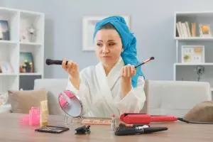 [KUIS] Pakai baju atau hair styling dulu sebelum makeup? Pilihan urutan gambarkan karaktermu