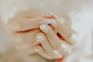 [KUIS] Nggak melulu putih atau nude, ide gaya nail art saat pernikahan berdasarkan film romcom favorit