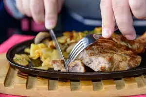[KUIS] Caramu mengiris daging steak ungkap gimana kamu memperlakukan kekasihmu