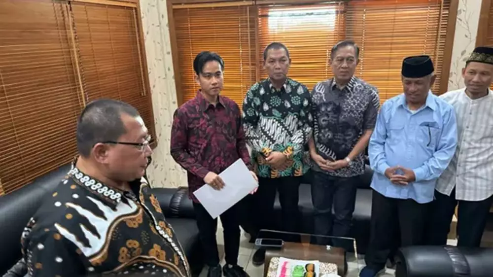 gibran resmi mundur dari wali kota © berbagai sumber