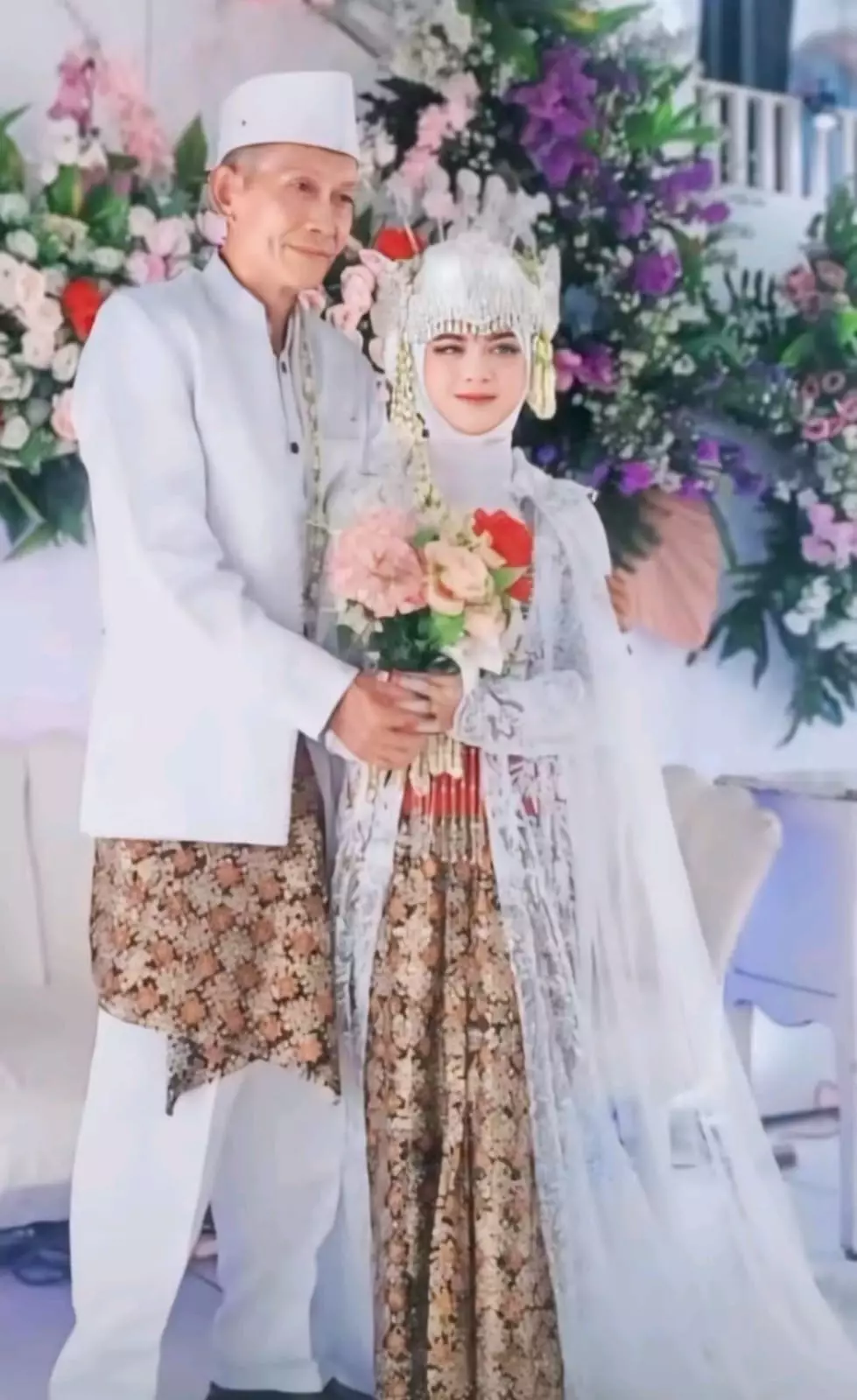 kakek nikahi gadis 18 tahun © TikTok kakek nikahi gadis 18 tahun © TikTok