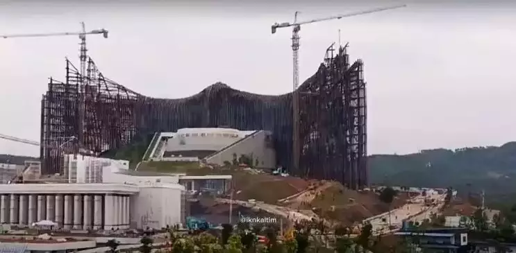 Pembelaan Jokowi mundurnya IKN © berbagai sumber