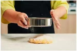 Jangan langsung dibalik, ini trik keluarkan kue dari loyang agar bentuknya lebih rapi dan tetap mulus