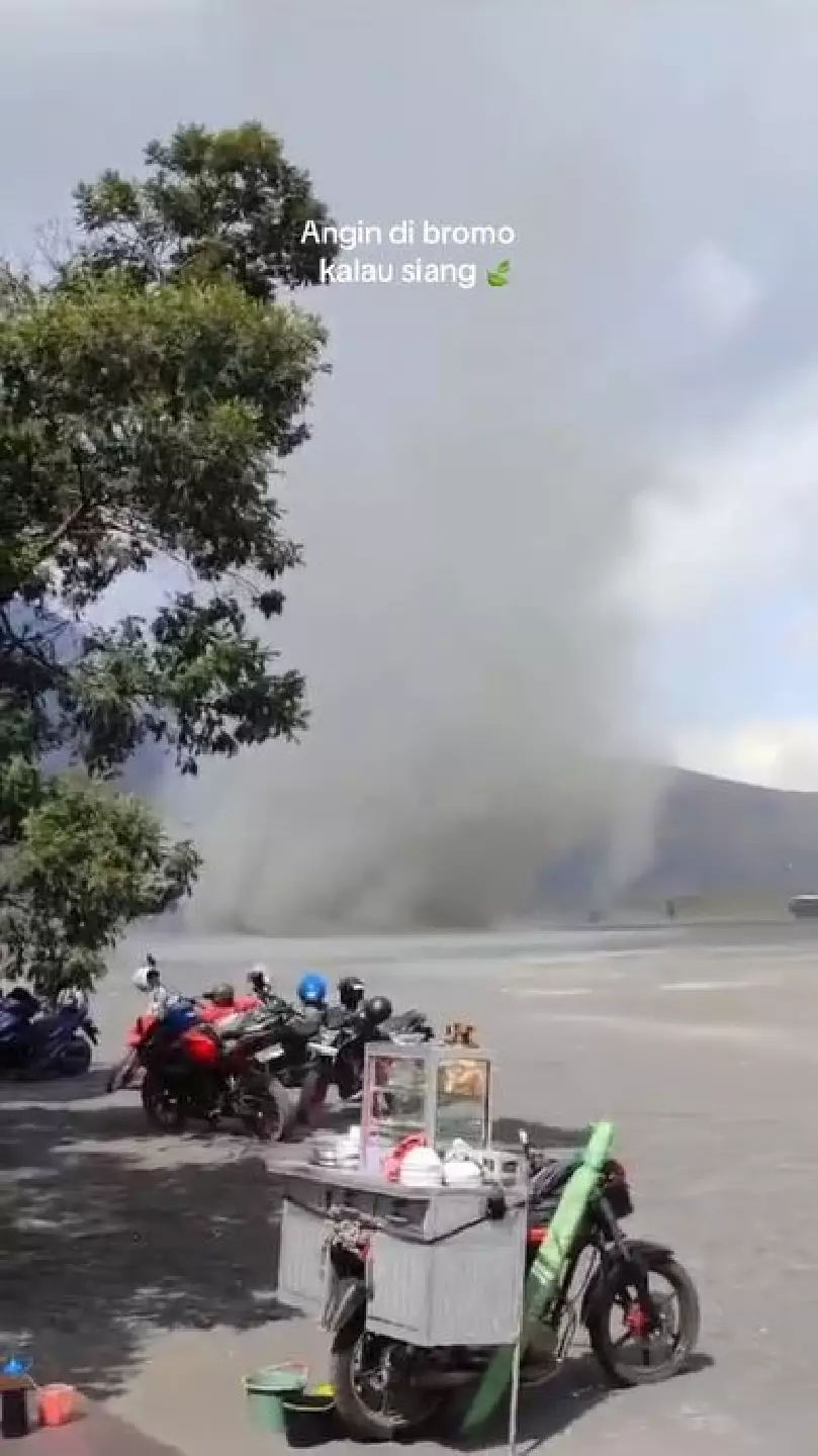 Heboh fenomena angin tornado di Bromo TikTok Heboh fenomena angin tornado di Bromo TikTok
