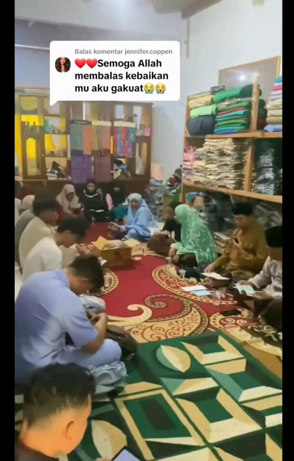 wanita ini buat acara tahlilan untuk suami Jennifer Coppen © TikTok wanita ini buat acara tahlilan untuk suami Jennifer Coppen © TikTok