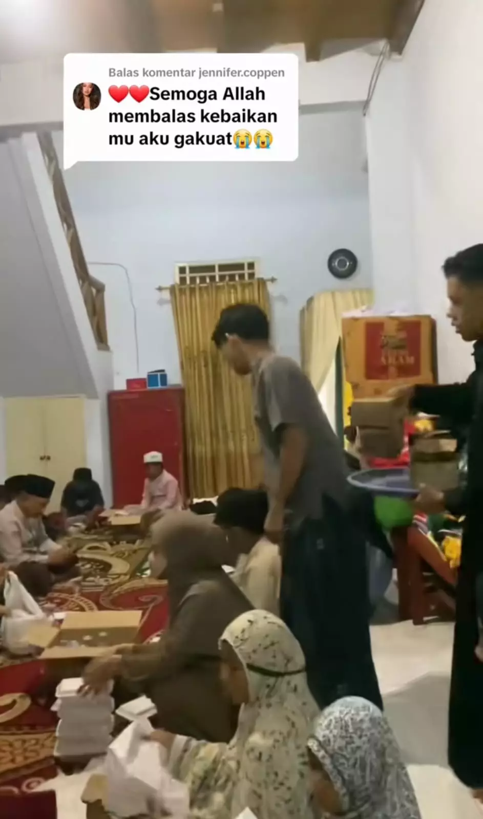 wanita ini buat acara tahlilan untuk suami Jennifer Coppen © TikTok wanita ini buat acara tahlilan untuk suami Jennifer Coppen © TikTok