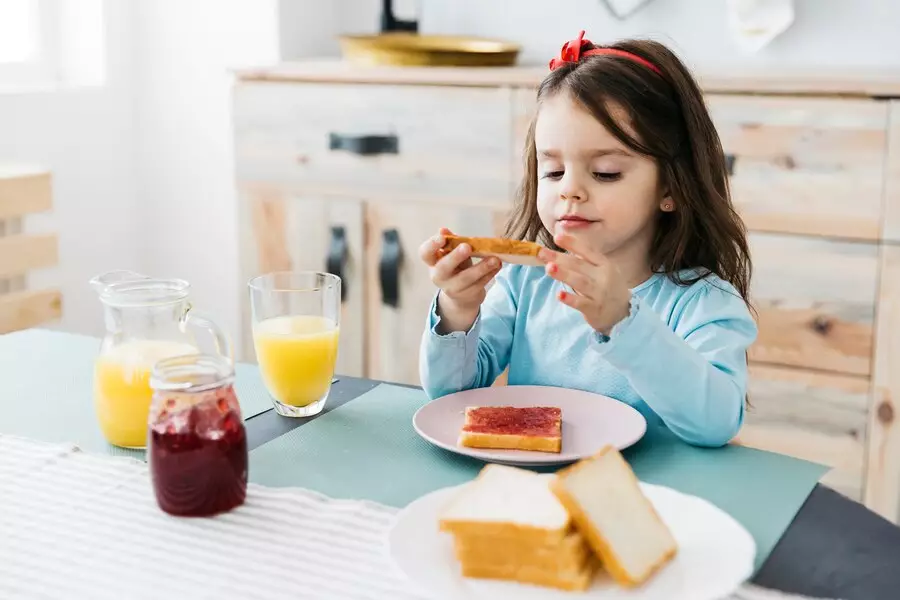 Sarapan simpel yang sehat dan bergizi untuk anak usia sekolah © 2024 freepik.com