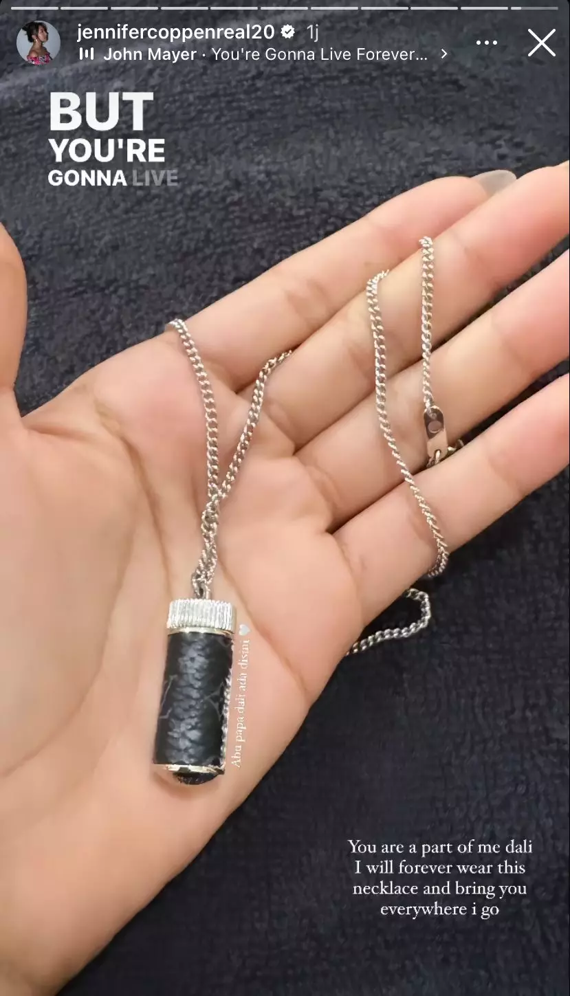 jennifer copen simpan abu jenazah di liontin © instagram jennifer copen simpan abu jenazah di liontin © instagram