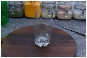 Tanpa dimasukkan kardus, ini trik buang pecahan gelas kaca supaya tidak membahayakan dan tak melukai